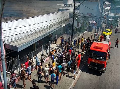 Incêndio atinge lojas em shopping popular próximo ao Terminal de