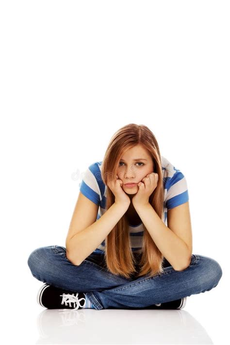 Mulher Triste Adolescente Que Senta Se No Assoalho Foto De Stock