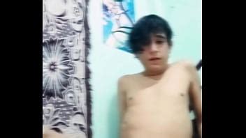 Une pute se déshabille et se touche XVIDEOS