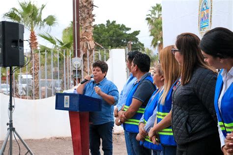 Entrega Paola Cota pavimentación en colonia Miramar de Loreto