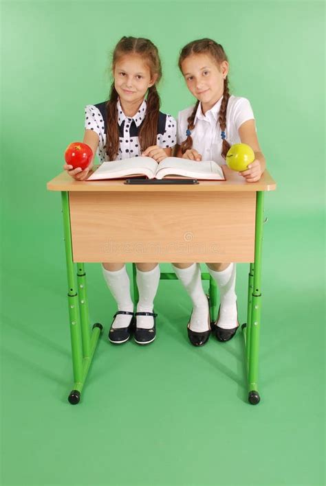 Fille Dans Luniforme Scolaire Se Tenant Sur Une Chaise Photo Stock