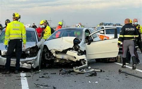 Incidente Mortale All Altezza Di Mondragone Chiusa La Strada Coda Di