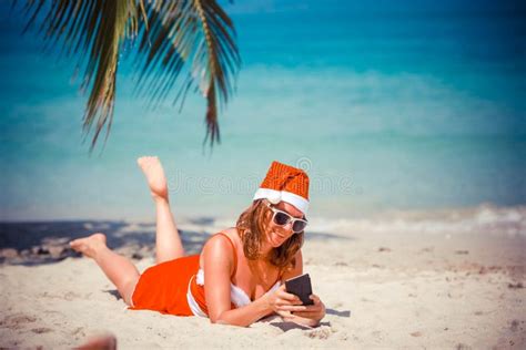 La Donna Bionda Sveglia In Vestito Occhiali Da Sole E Cappello Rossi