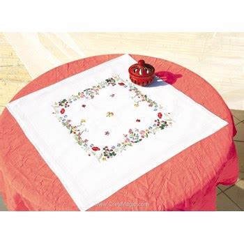 Kit nappe imprimée Brodélia fleurs printannières à broder en broderie