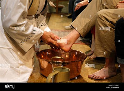 Jueves Santo Celebración En Una Iglesia Católica Parisina Sacerdote De Lavar Los Pies De Los