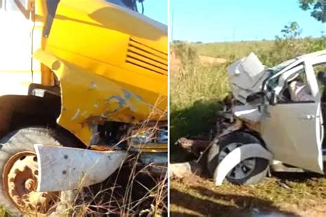 Quatro Pessoas Ficam Feridas Ap S Colis O Entre Caminh O E Caminhonete