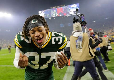 Packers Bring Out The Victory Cigars For Incredible Locker Room