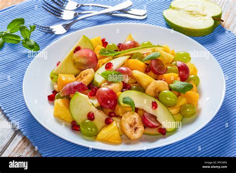 Deliciosa ensalada de fruta llena de colorido con plátano manzana uva