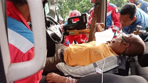 Aksi Heroik Damkar Evakuasi Pengemudi Asal Ciputat Yang Terjepit Setir