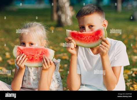 Pour Les Enfants Adorables Le Garçon Et La Fille Mangeant De La