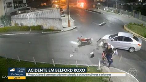 Motociclista voa após bater em carro e atinge pedestres na calçada