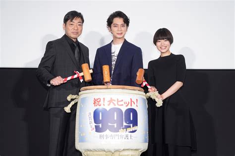 松本潤主演『999 刑事専門弁護士 The Movie』公開初日舞台挨拶で鏡開き実施！「嵐の主題歌『find The Answer』がいい