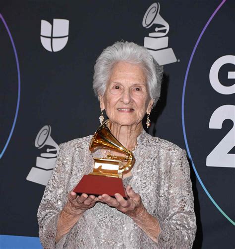 Ángela Álvarez De 95 Años La Ganadora De Mejor Nuevo Artista En Los Premios Latin Grammy