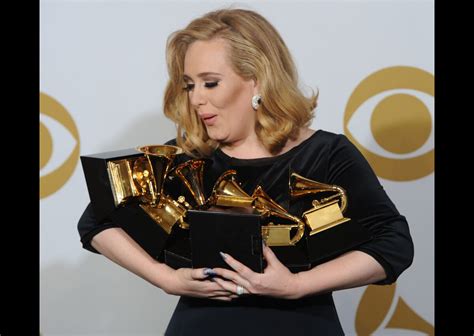 Photo La chanteuse Adele saluée et largement récompensée lors des