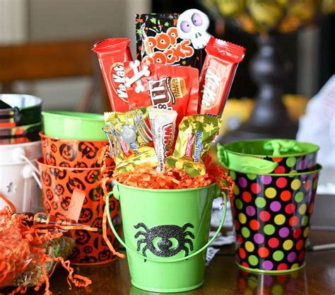 Halloween Candy Bouquets! Cute gifts :) | Halloween gift baskets, Candy ...