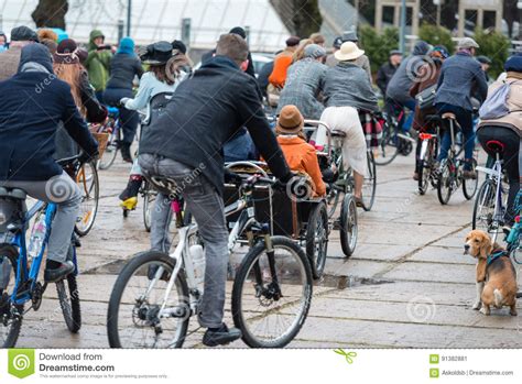 Tweedrit 2017 Heel Wat Onbekende Mensen In Oude Kostuums Met Fietsen