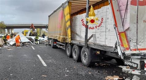 Paura Su A Tir Perde Carico Accidentalmente Tra Laquila Ovest E L