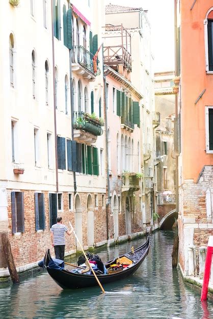 Premium Photo Men Gondoliers Drive Gondolas With Tourists In Venice