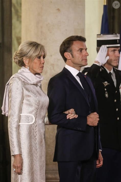 Brigitte Macron Toute En Soie Robe Inhabituelle Pour Un Beau D Ner Au