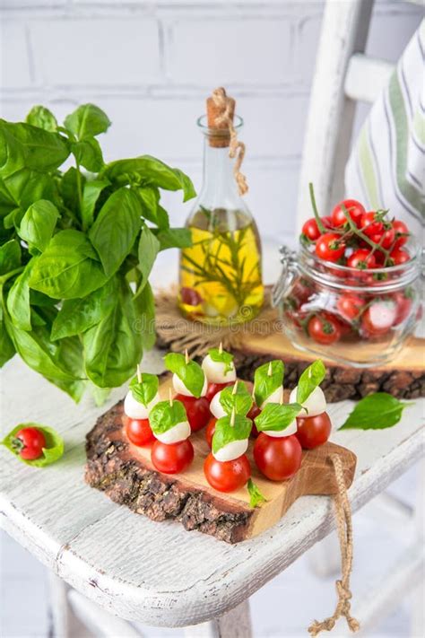 Klassischer Italiener Caprese Canapes Salat Mit Tomaten Mozzarella Und