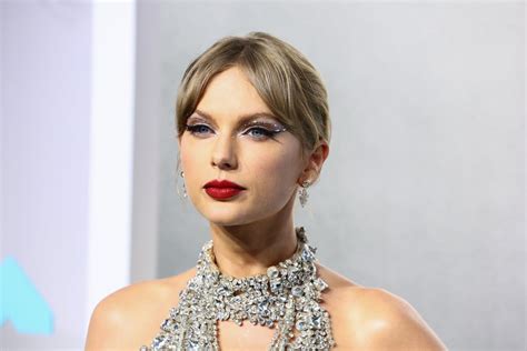 Taylor Swifts Floating Crystal Eyeliner At 2022 Mtv Vmas Popsugar