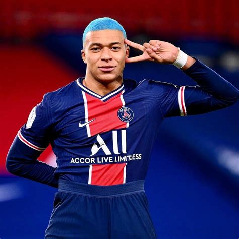 Mbappe Blue Hair Anime Pose Voetbal Posters Voetbal Poster