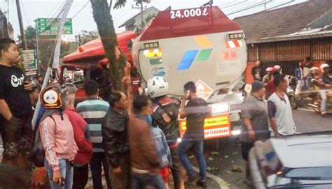 Diduga Rem Blong Truk Pengangkut BBM Hantam Kayu Di Kota Batu PETISI CO