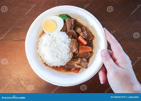 Cerdo Guisado Con Arroz Y Salsa O Arroz Con Cerdo Guisado Foto De