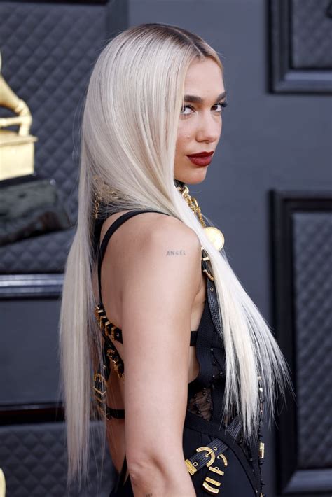 Dua Lipa Debuts Blond Hair Color At 2022 Grammys Popsugar Beauty