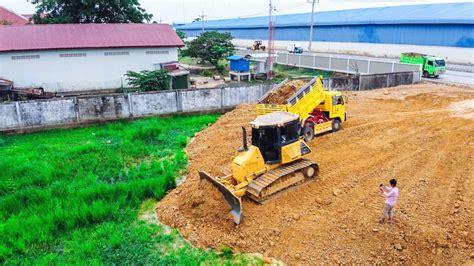 Great Team Work Filling Up Land Use Dozer Komatsu Dr Px Pushing Soil