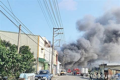 快訊／桃園工廠大火狂燒「化骨水」！毒濃煙衝雲霄 除汙車進駐 Ettoday社會新聞 Ettoday新聞雲