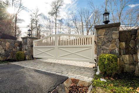 Farmhouse Driveway Entrance Ideas Bruno Martel