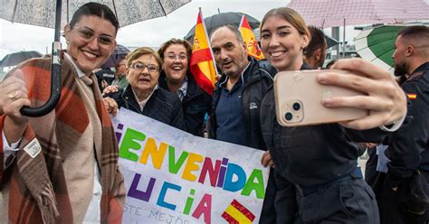 Alegría bajo la lluvia para recibir a los militares de la fragata