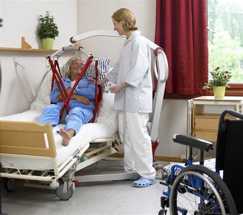 Транспортировка пациента на кресле каталке (54 фото) - фото - картинки ...