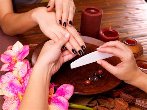 Infórmate de nuestros cursos de Manicura Academia Estética Isakova