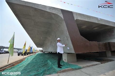 Sukses Instalasi Box Girder Pertama Proyek Kereta Cepat Jakarta