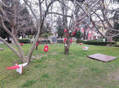 Първомартенската украса пред Общината като харизан кон - plovdivtime.bg