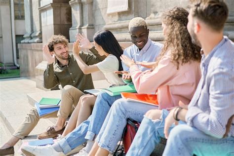 Grupo De Estudiantes Sentados En Los Escalones Foto Premium