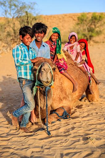 Grupo De Niños Indio Gitano Felices Con La Aldea De Camello Desierto