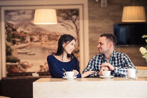 Pareja Joven Hablando En La Cafeter A Foto Premium