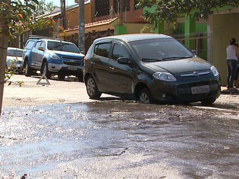 G1 Vazamento De Esgoto Esconde Buraco E Carro Fica Preso Em Rua De