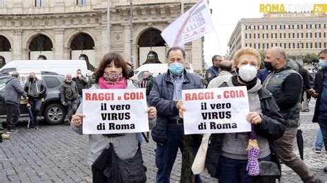 Raggi E Coia Virus Di Roma La Rabbia Degli Ambulanti Invade Piazza