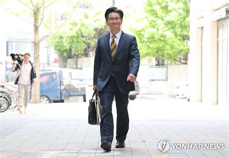 사무실 들어서는 오동운 공수처장 후보 연합뉴스