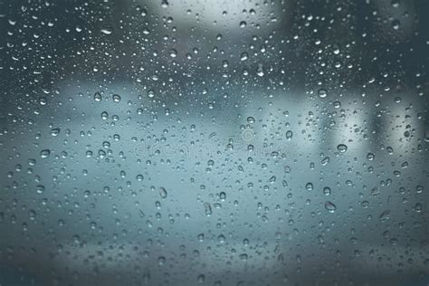 Gotas De La Lluvia En Fondo De Cristal Azul Foto De Archivo Imagen De