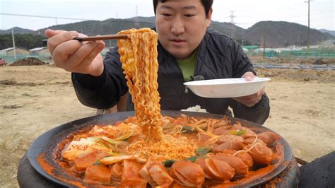 햄 가득~ 솥뚜껑 부대찌개 Budae Jjigae Sausage Stew 요리and먹방 Mukbang Eating Show Youtube