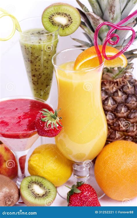 Cocktails De Jus De Fruit Frais Avec La Vitamine Dans Un Verre Image