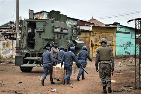 Pol Cia Dispersa Manifestantes Em Maputo G S Lacrimog Neo