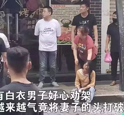 丈夫无意中发现妻子出轨，当街狠狠揍妻子，网友：有错，但不该打【快资讯】