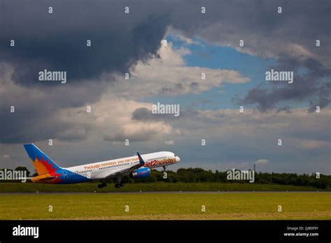 Manchester Airport runway Stock Photo - Alamy