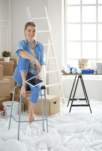 Jeune Femme Assise Sur Une Chaise Blanche Dans Une Pièce Vide Pensant à